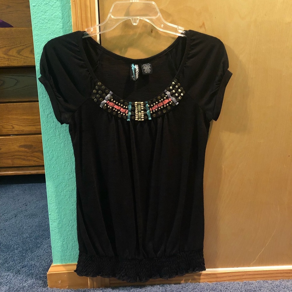 Black and white short sleeve top